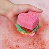 Eine Badebombe in einer HERZ / Burger Form