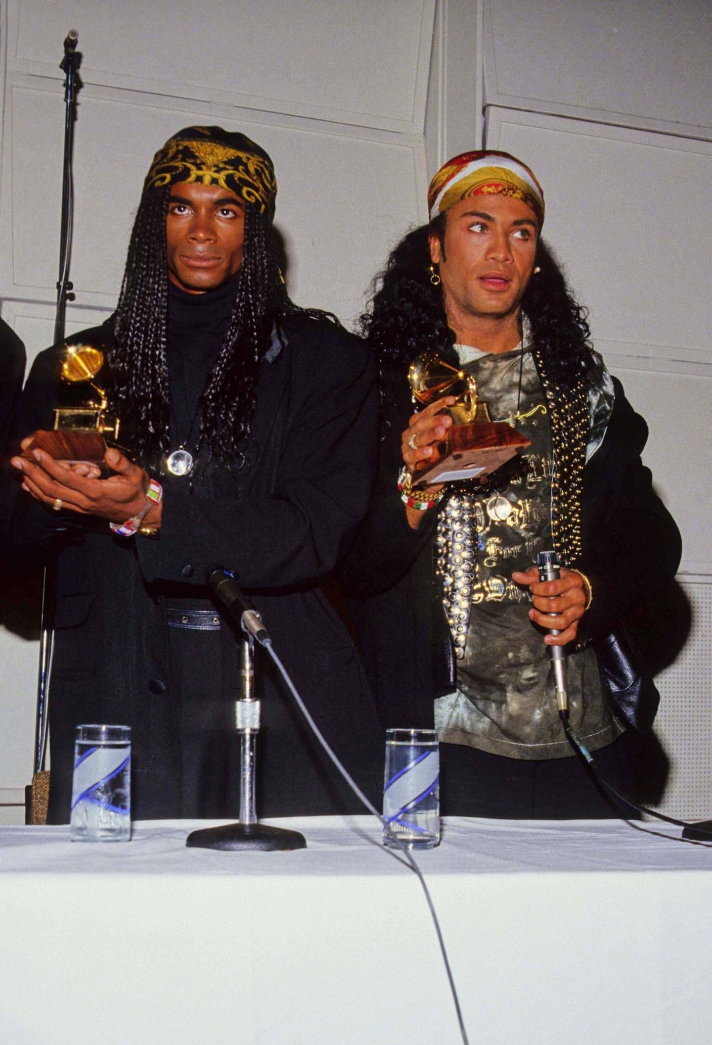 Im November 1990 musste das Duo den Grammy wieder zurückgeben