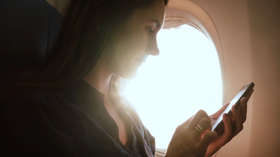 Flugmodus auf dem Handy Der wahre Grund: Darum ist der Flugmodus im Flieger wirklich Pflicht