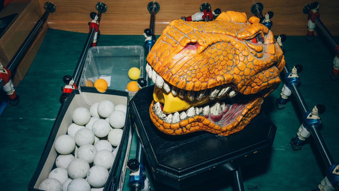 ein Brontosaurus-Kopf hält das Prontospray damit werden die Stangen eingesprüht, daneben eine Box mit Bällen