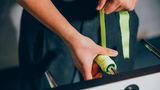 Hände die ein gelbes Grippband um den Griff wickeln