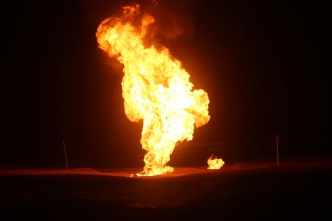 Nach einer Explosion an einer Erdgasleitung im Iran schlagen Flammen in die Höhe