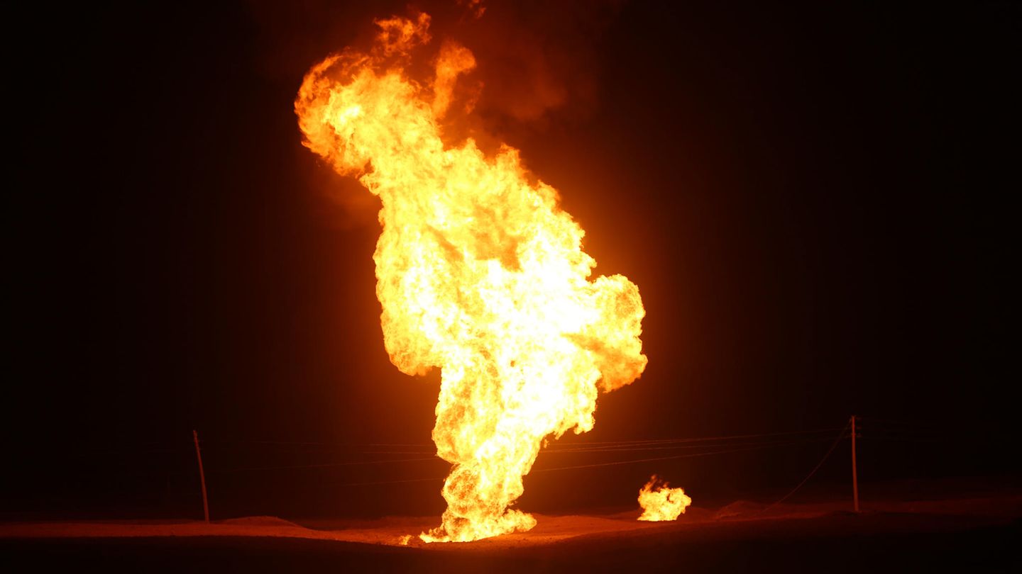 Nach einer Explosion an einer Erdgasleitung im Iran schlagen Flammen in die Höhe