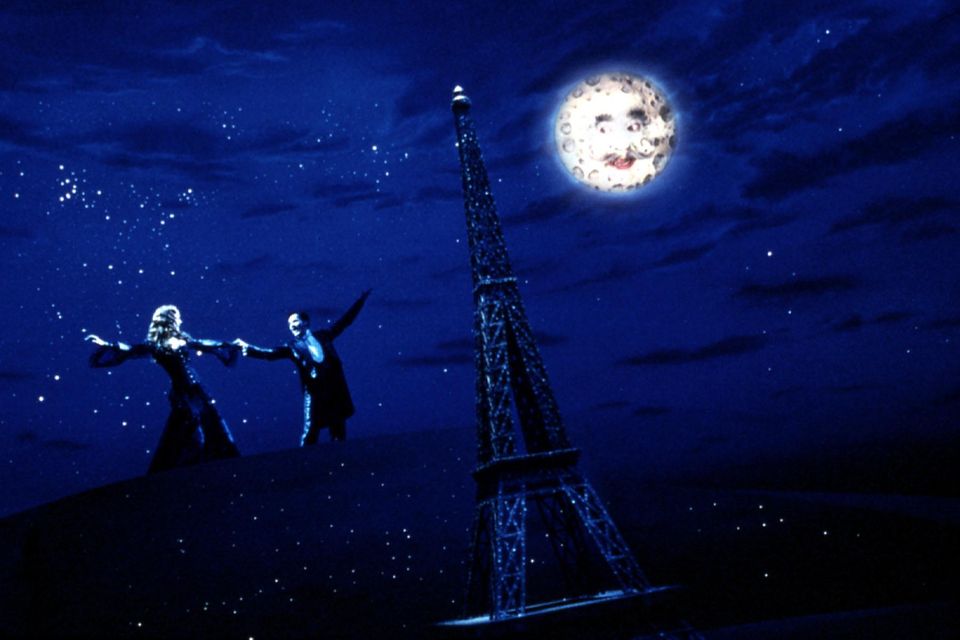 Ein Paar tanzt bei Vollmond neben dem Eifelturm in Paris