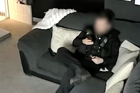 Vier Stunden auf dem Sofa: Beamte faulenzen in Wohnung von vermisster Frau