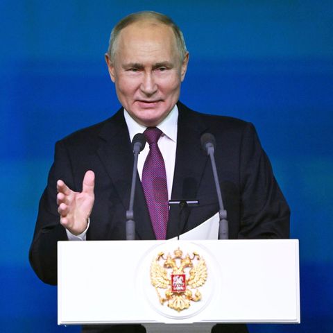 Russlands Präsident Wladimir Putin will Kriegskritiker künftig enteignen