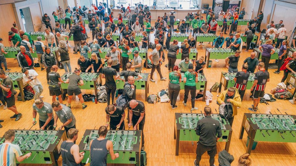 Aufsichht auf das Gewusel und die vielen Tischfußballer und Tische in der Halle