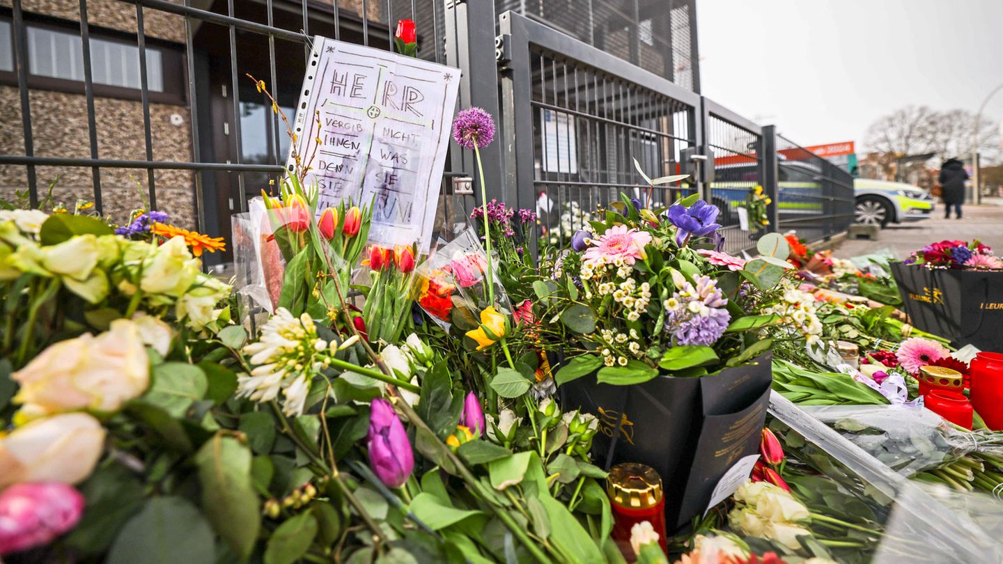 Blumen und Kerzen stehen vor dem Eingangsbereich eines Gemeindehauses der Zeugen Jehovas in Hamburg