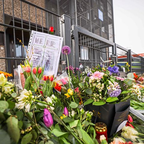 Blumen und Kerzen stehen vor dem Eingangsbereich eines Gemeindehauses der Zeugen Jehovas in Hamburg