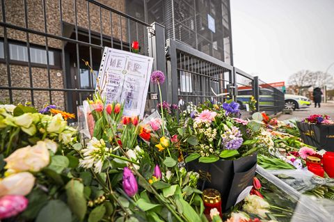 Blumen und Kerzen stehen vor dem Eingangsbereich eines Gemeindehauses der Zeugen Jehovas in Hamburg