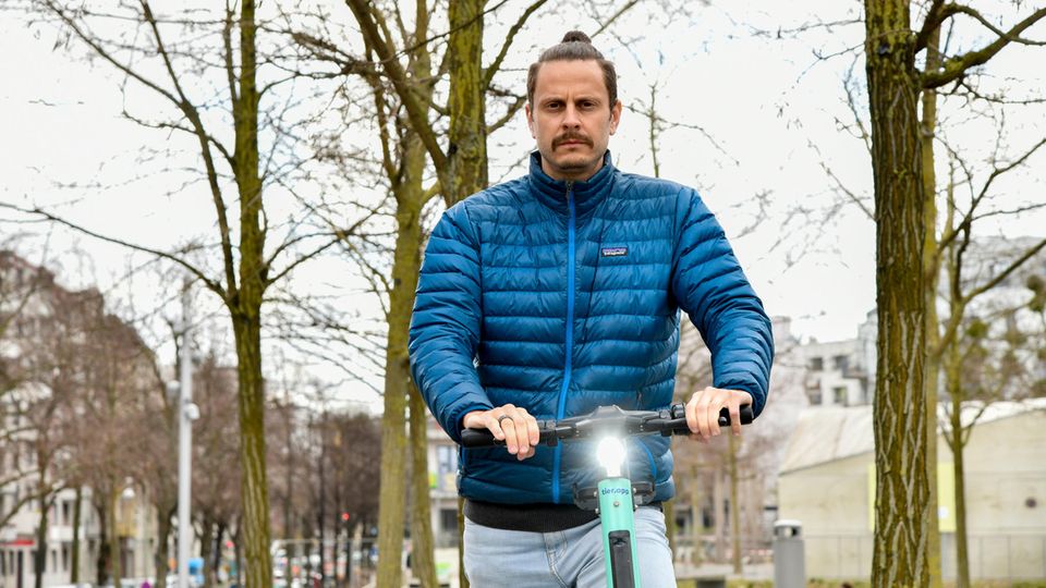 Tier-Gründer Lawrence Leuschner auf einem seiner E-Scooter