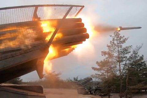 Ein BM-21 Grad Mehrfachraketenwerfer der russischen Armee