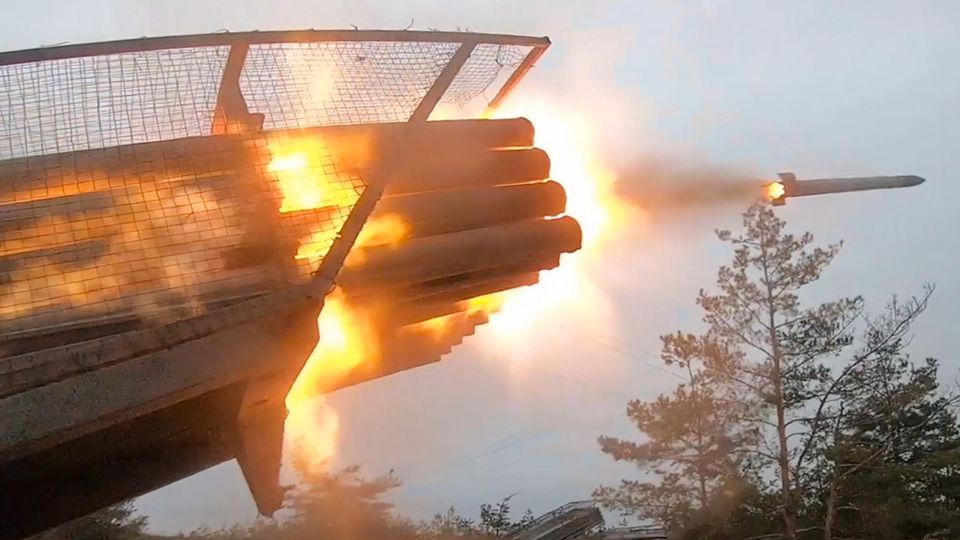 Ein BM-21 Grad Mehrfachraketenwerfer der russischen Armee