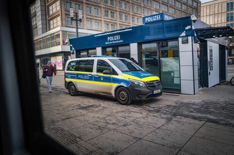 Polizeiwache am Berliner Alexanderplatz: Hier sollen Beamte im Juli 2021 eine Person misshandelt haben
