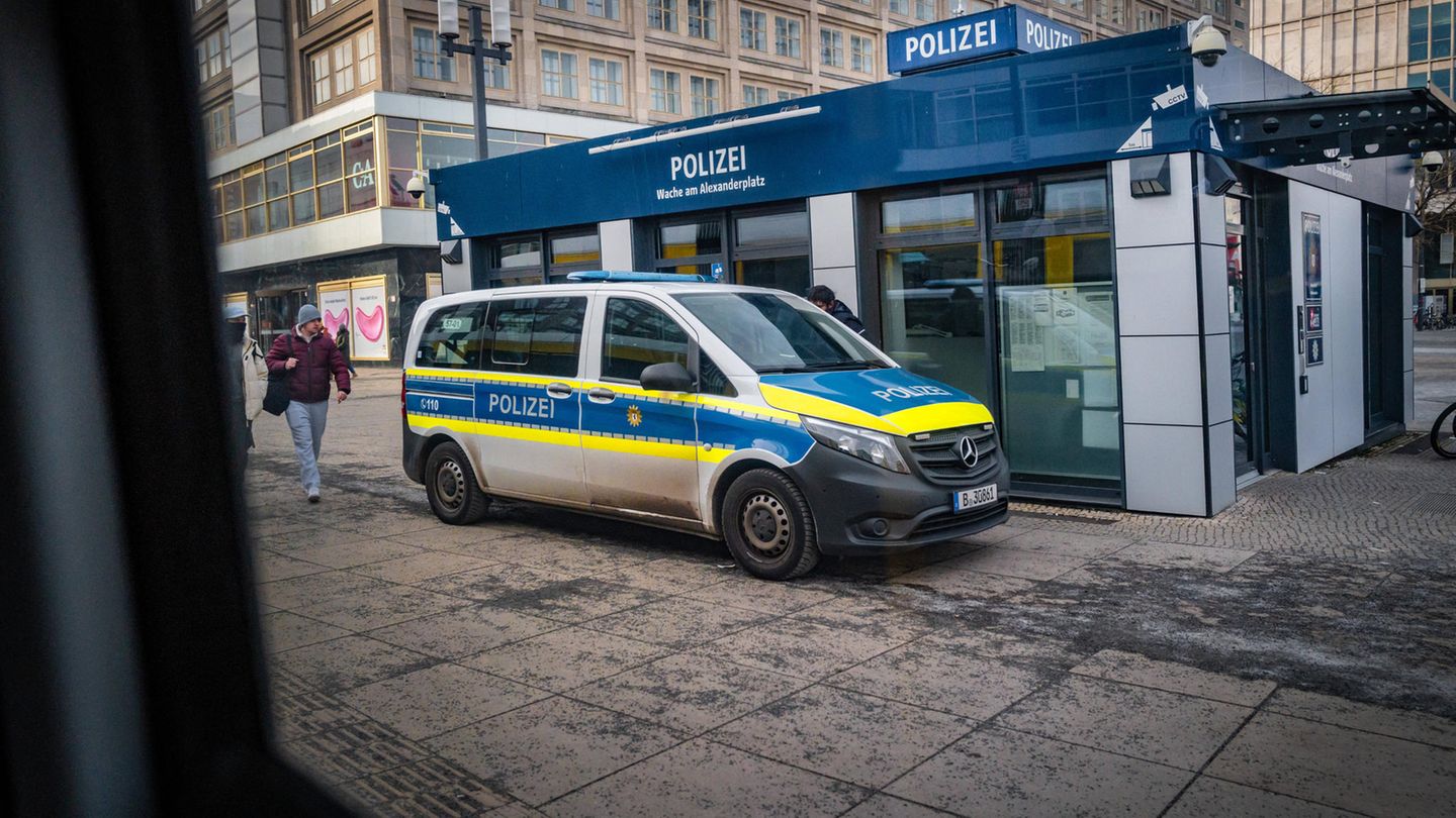 Polizeiwache am Berliner Alexanderplatz: Hier sollen Beamte im Juli 2021 eine Person misshandelt haben