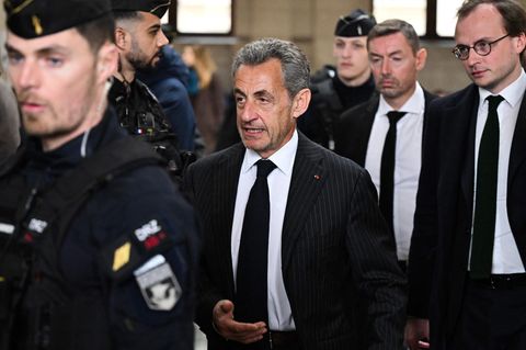 Frankreichs ehemaliger Präsident Nicolas Sarkozy auf dem Weg zur Urteilsverkündung