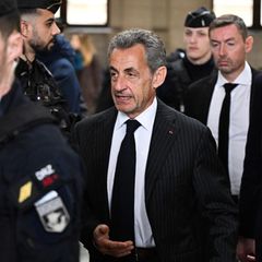 Frankreichs ehemaliger Präsident Nicolas Sarkozy auf dem Weg zur Urteilsverkündung