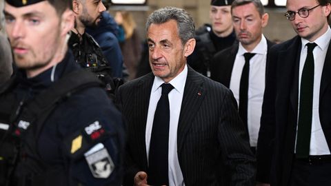 Frankreichs ehemaliger Präsident Nicolas Sarkozy auf dem Weg zur Urteilsverkündung