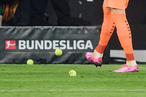 BVB-Keeper Gregor Kobel kickt Tennisbälle vom Rasen