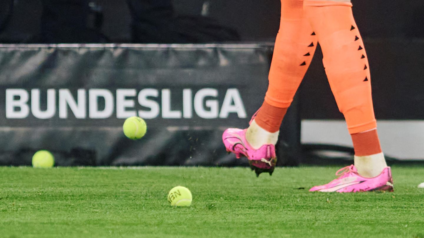 BVB-Keeper Gregor Kobel kickt Tennisbälle vom Rasen