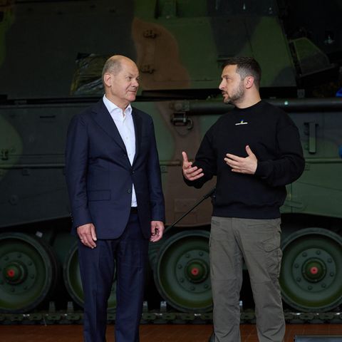 Europas Führungsmächte, allen voran Frankreichs Präsident Macron und Bundeskanzler Scholz (hier mit Ukraines Präsident Selenskyj) haben die Ukraine nicht aufgegeben, glaubt Stanford-Historiker Niall Ferguson. Sie seien aber offenbar zu dem falschen Schluss gekommen, "aus der aktuellen Patt-Situation an der Front in der Ukraine könne sich ein neuer Status Quo entwickeln, ein neues Gleichgewicht, mit dem Europa leben kann. Das halte ich für eine große Illusion."