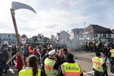 Zum Politischen Aschermittwoch der Grünen versammelten sich zahlreiche Menschen vor der Stadthalle von Biberach