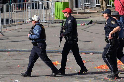 Die Polizei meldete nach den Schüssen auf der Super-Bowl-Feier in Kansas City die Festnahme von zwei Verdächtigen
