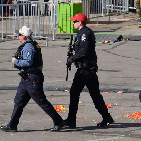 Die Polizei meldete nach den Schüssen auf der Super-Bowl-Feier in Kansas City die Festnahme von zwei Verdächtigen