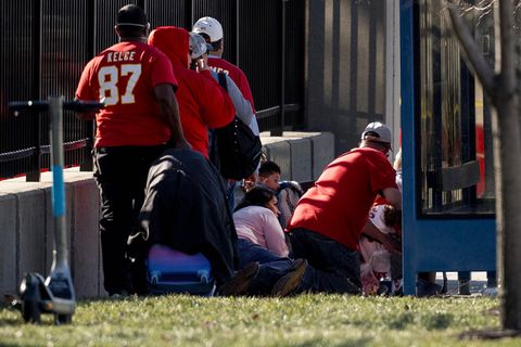 Nach Schüssen am Rande der Super-Bowl-Feier mussten sich Fans vor den Angreifern verstecken