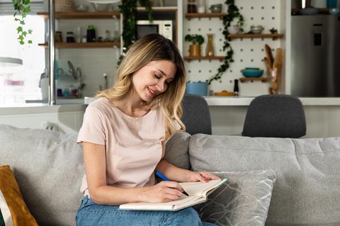 Hochhzeitsplaner Bücher: Eine Frau macht sich Notizen.