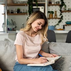 Hochhzeitsplaner Bücher: Eine Frau macht sich Notizen.