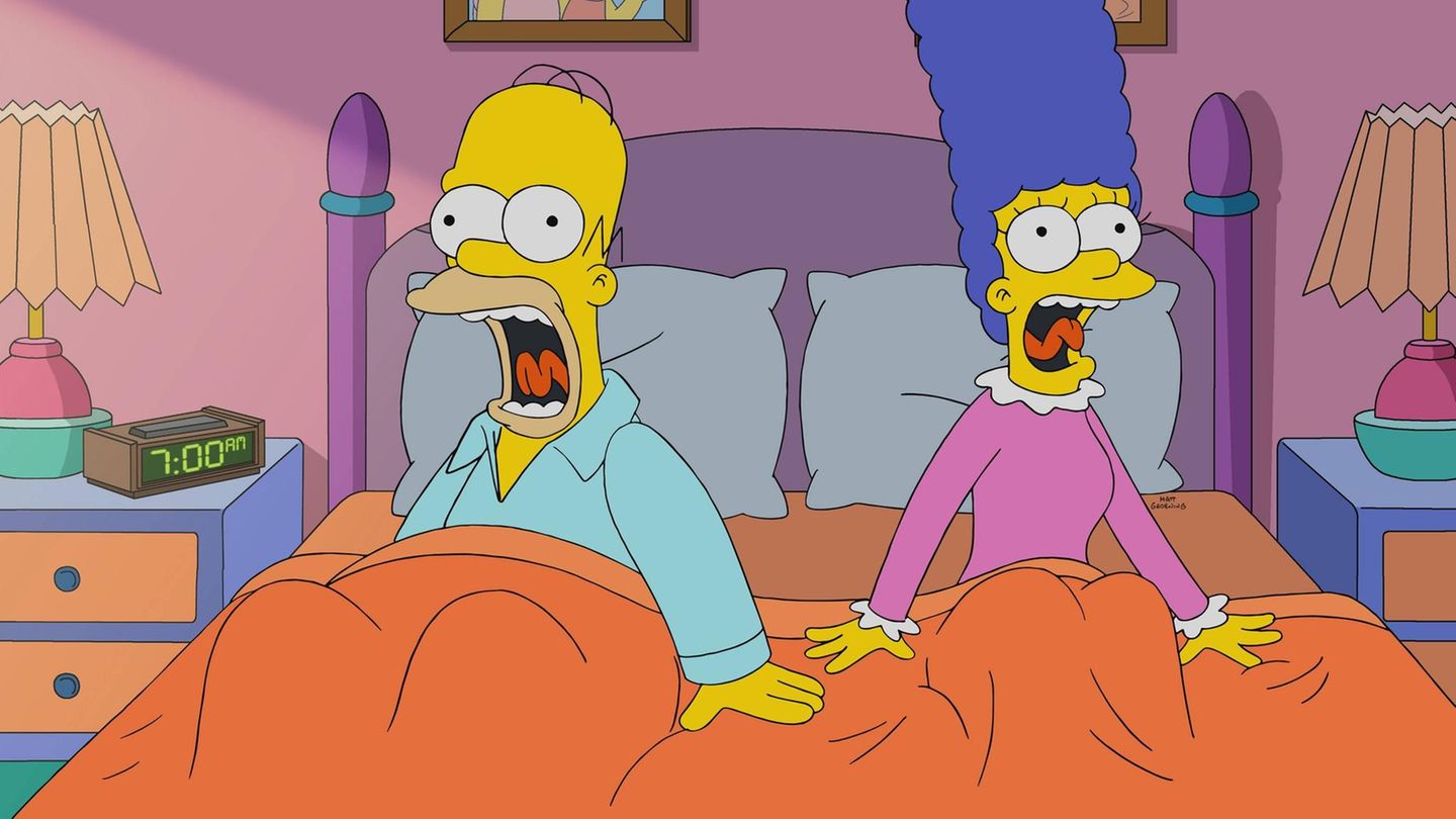 Simpsons Homer und Marge Simpson sitzen im Bett und schreien.