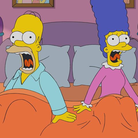 Homer und Marge Simpson sitzen im Bett und schreien.