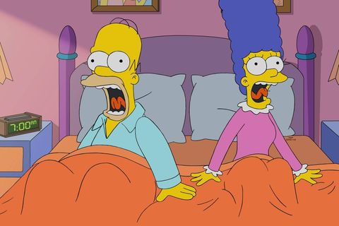 Homer und Marge Simpson sitzen im Bett und schreien.