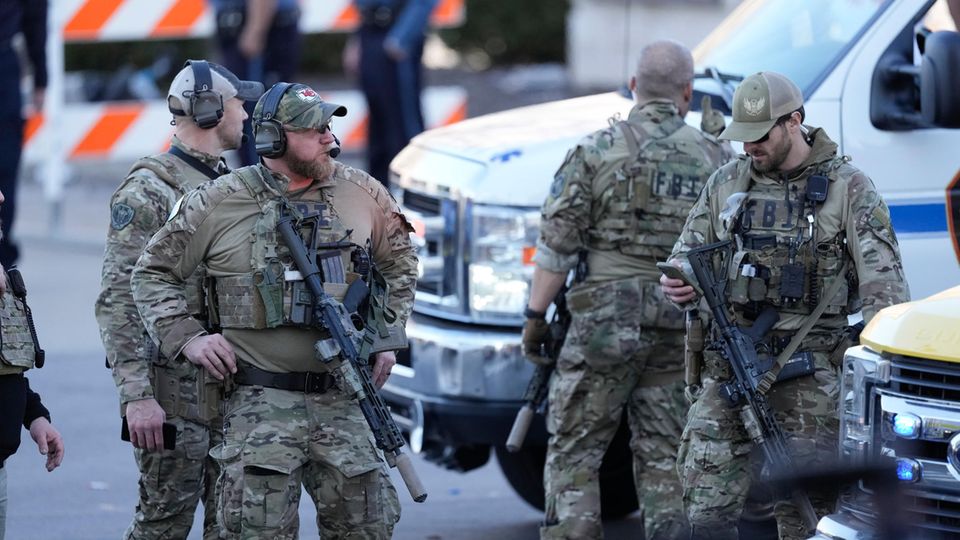 FBI-Sonderkräfte sichern das Gelände nach Schüssen auf Superbowl-Parade