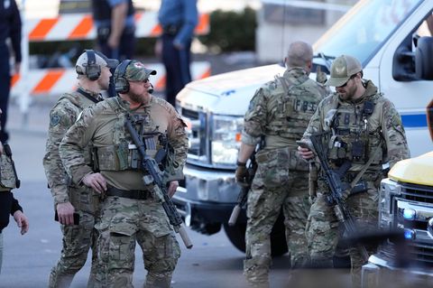 FBI-Sonderkräfte sichern das Gelände nach Schüssen auf Superbowl-Parade