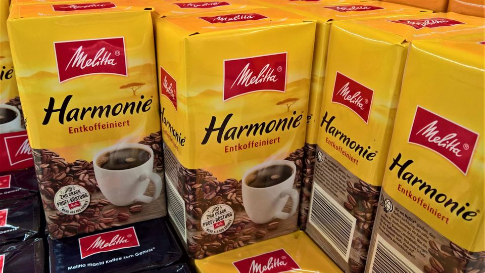 Eine Lage Kaffee-Packungen der Marke Melitta Harmonie