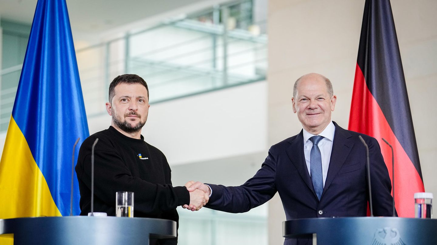 Wolodymyr Selenskyj, Präsident der Ukraine, und Bundeskanzler Olaf Scholz (r, SPD) bei einem Treffen im Mai in Berlin