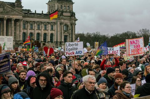 Menschen demonstrieren Anfang 2024 in Berlin gegen Pläne der "Remigration" 