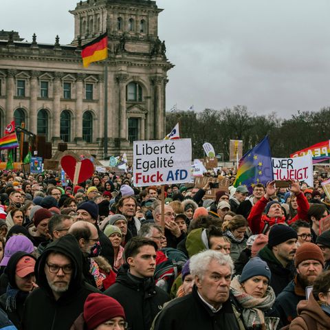 Menschen demonstrieren Anfang 2024 in Berlin gegen Pläne der "Remigration" 