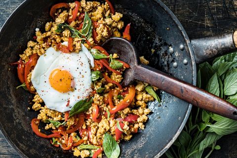 Phad Krapao im Wok angerichtet