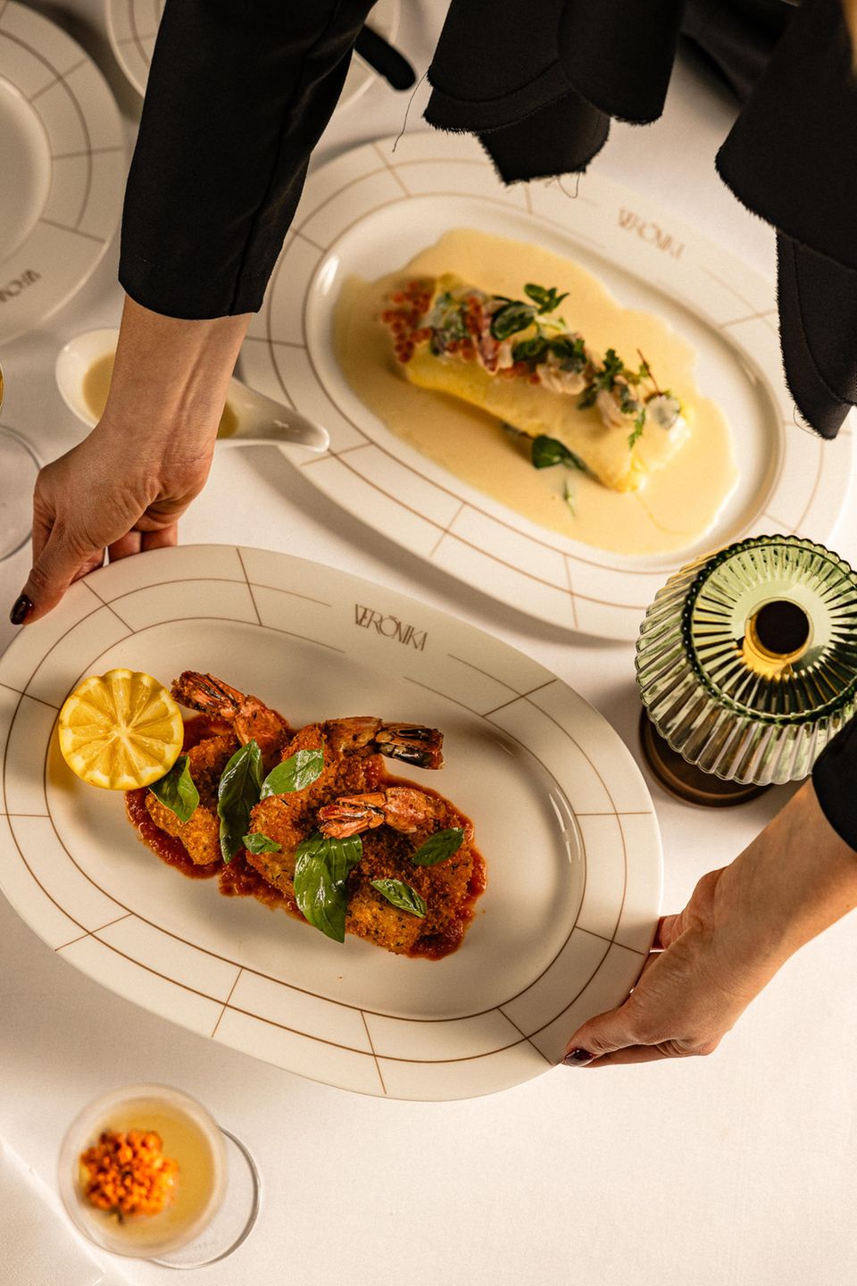 Zwei Gerichte, große Empfehlung: Das Signature-Gerichte "Hummer Omelette" (oben) und die Garnelen Milanese
