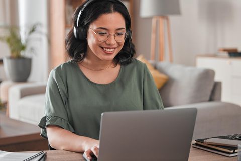 Eine Frau sucht am Laptop einen Job, vielleicht mit einer Stellenanzeige