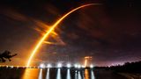 Port Canaveral, USA. Eine SpaceX Falcon 9-Rakete wird von der Startrampe im Kennedy Space Center in Florida gestartet und erzeugt einen beeindruckenden Lichtstrahl.