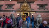 Kathmandu, Nepal: Eine Statue der Hindu-Gottheit Uma-Maheswora aus dem 16. Jahrhundert, die vor vier Jahrzehnten gestohlen und später zurückgebracht wurde, wird in einem Wagen vorgeführt, bevor sie auf dem Gelände eines Tempels in Lalitpur, Nepal, wo sie hingehörte, wieder aufgestellt wird. Die Statue war irgendwie im Brooklyn Museum in New York gelandet, das sie seinerseits der Staatsanwaltschaft von Manhattan übergab und damit den Weg für ihre Rückkehr nach Nepal ebnete.