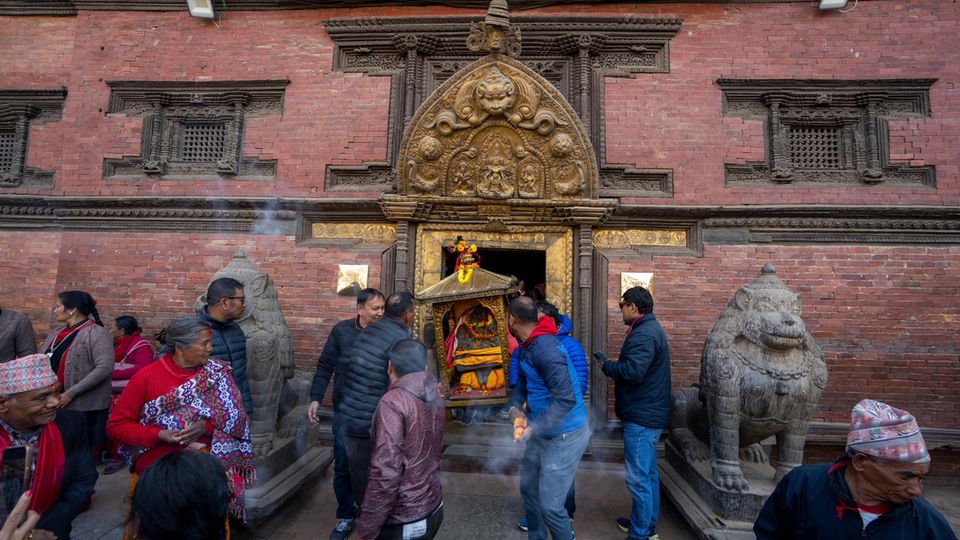 Kathmandu, Nepal: Eine Statue der Hindu-Gottheit Uma-Maheswora aus dem 16. Jahrhundert, die vor vier Jahrzehnten gestohlen und später zurückgebracht wurde, wird in einem Wagen vorgeführt, bevor sie auf dem Gelände eines Tempels in Lalitpur, Nepal, wo sie hingehörte, wieder aufgestellt wird. Die Statue war irgendwie im Brooklyn Museum in New York gelandet, das sie seinerseits der Staatsanwaltschaft von Manhattan übergab und damit den Weg für ihre Rückkehr nach Nepal ebnete.