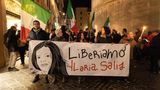 Rom, Italien. Fackellichtprozession zur Befreiung von Ilaria Salis. Salis war vor einem Jahr nach Ungarn gefahren, um dort mit anderen Antifaschisten gegen einen Aufzug von Rechtsextremisten zu demonstrieren, die alljährlich am 11. Februar an eine Aktion der Waffen-SS und ungarischer Soldaten im Jahr 1945 erinnern. Bei der Demonstration wurde Salis verhaftet.