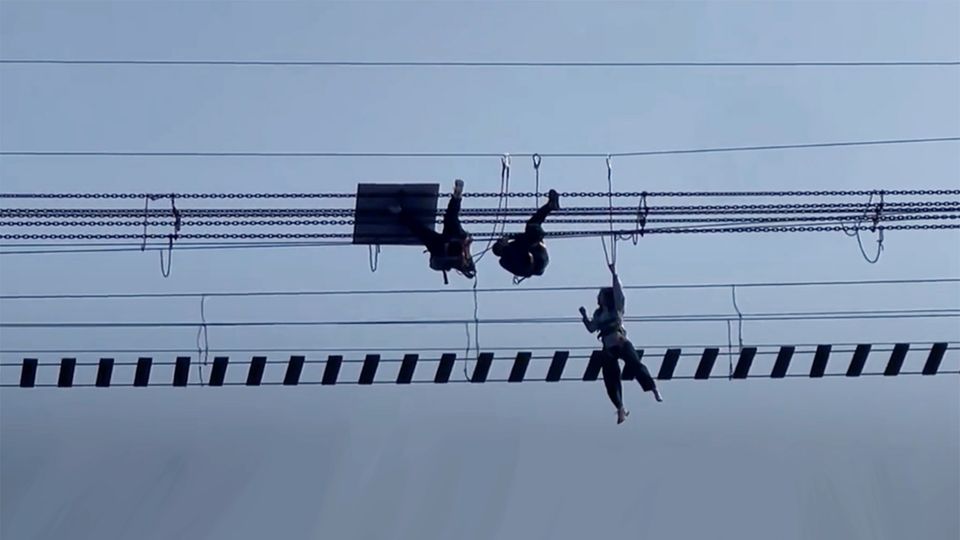 China: Kopfüber in Not – Touristen von Hängebrücke gerettet