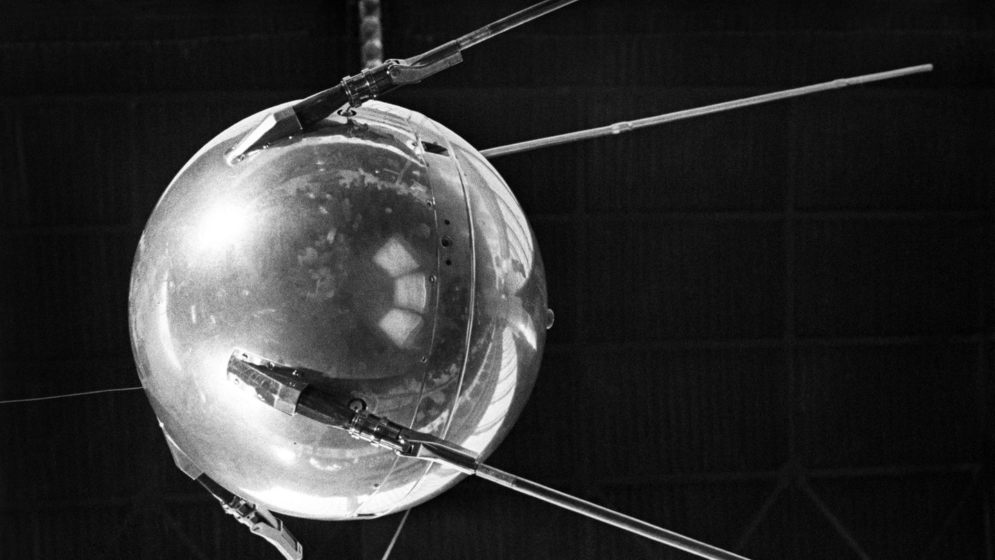 Die nur rund 80 Kilo schwere Sputnik löste ein Wettrüsten zwischen den USA und der Sowjetunion aus Die nur rund 80 Kilo schwere Sputnik löste ein Wettrüsten zwischen den USA und der Sowjetunion aus