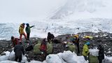 Donnerstag, 15. Februar 2024: Nepal geht das "Kot"-Problem auf dem Mount Everest an  8849 Meter ist der Mount Everest hoch – und er vermüllt. Tonnenweise Abfall hat sich dort angesammelt, denn vielen Besuchern ist es zu müßig, ihren Müll wieder mit herabzunehmen. Die Folge: die epische Berglandschaft verschwindet mehr und mehr unter kaputten Zelten, zurückgelassener Kleidung, alten Sauerstoffflaschen, Essensverpackungen und Kot. Bislang ließen die Bergsteiger ihren Kot meist auf dem Berg, wo er im Eis konserviert wird und nicht verrottet. Inzwischen finden sich in der Höhe so viele "Häufchen", dass Nepal nun Handlungsbedarf sieht. Ab der diesjährigen Hauptsaison im Frühling ist es für Bergsteiger obligatorisch, Kotsäcke zu verwenden und ihre Hinterlassenschaften beim Abstieg zurück ins Basislager mitzubringen, wo es Toiletten gibt. Dies bestätigte Mingma Chhiri Sherpa, ein hochrangiger Vertreter der zuständigen Kommune Pasang Lhamu, der Deutschen Presse-Agentur. Mit der neuen Maßgabe soll auch vermieden werden, dass Bergsteiger indirekt menschliche Ausscheidungen zu sich nehmen könnten, wenn sie Schnee erhitzen, um Trinkwasser zu gewinnen. Ein temporäres Büro im Basislager soll dafür sorgen, dass die neue Vorgabe umgesetzt wird.